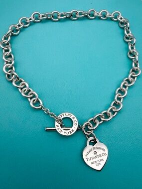 Tiffany & co medium heart RTT w a small diamond 0.02 ctw toggle choker
